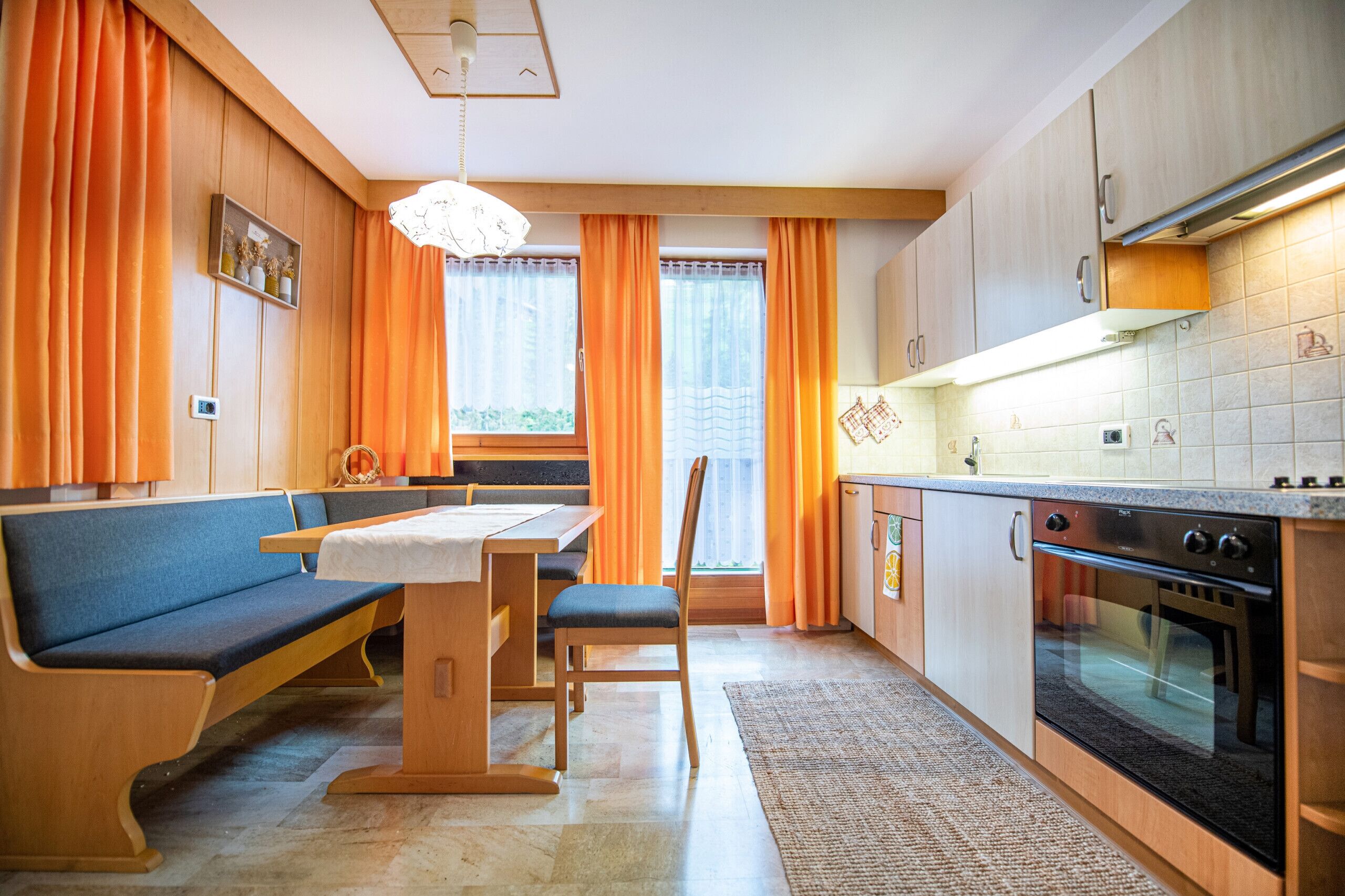 Kühlschrank, Ofen, Geschirrspüler, Wasserkocher mit Kaffee-/Teezubehör