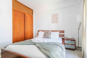 1 bedroom, iron/ironing board, WiFi, bed sheets - Lovely 1bed Flat short walk to the Marina (Quarteira)