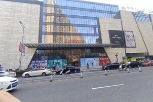 Un edificio moderno con fachada de vidrio y escaparate con señalización.