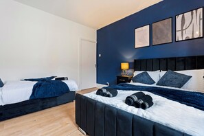 3 bedrooms, free WiFi - Elegant Stay Sleep 8 Parking (Nottingham)