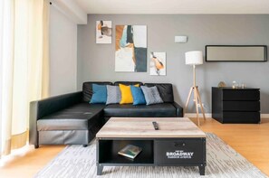 Smart TV - Spacious Sunlit 2Bed 2Bath AC Parking Lagos Marina (Lagos)