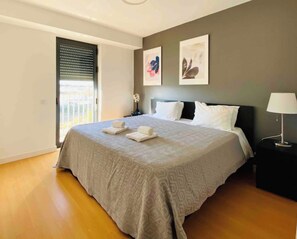 2 bedrooms, desk, iron/ironing board, WiFi - Spacious Sunlit 2Bed 2Bath AC Parking Lagos Marina (Lagos)