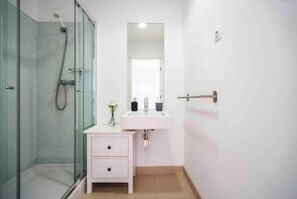 Hair dryer, towels, soap, toilet paper - Spacious Sunlit 2Bed 2Bath AC Parking Lagos Marina (Lagos)