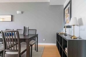 Dining - Spacious Sunlit 2Bed 2Bath AC Parking Lagos Marina (Lagos)