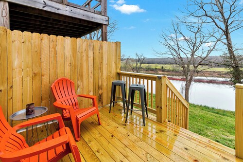Riverfront 2-bedroom townhome with WiFi and Washer & Dryer in Clarksville