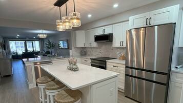 雪櫃、微波爐、焗爐、爐具