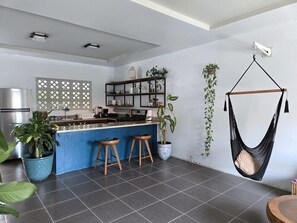 Fridge, oven, stovetop, coffee/tea maker