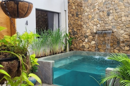 Pool. Modern Apartment. In Town, Peaceful with A/C and Hot Water