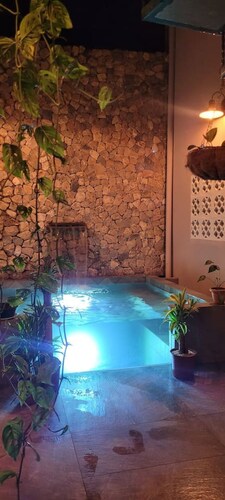 Modern Apartment. In Town, Peaceful with A/C and Hot Water