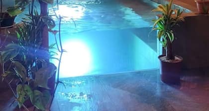 Modern Apartment. In Town, Peaceful with A/C and Hot Water