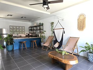 Fridge, oven, stovetop, coffee/tea maker