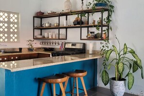 Réfrigérateur, un four, surface de cuisson, cafetière-théière