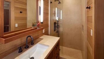 Standard Room | Bathroom | Hair dryer, towels, soap, shampoo