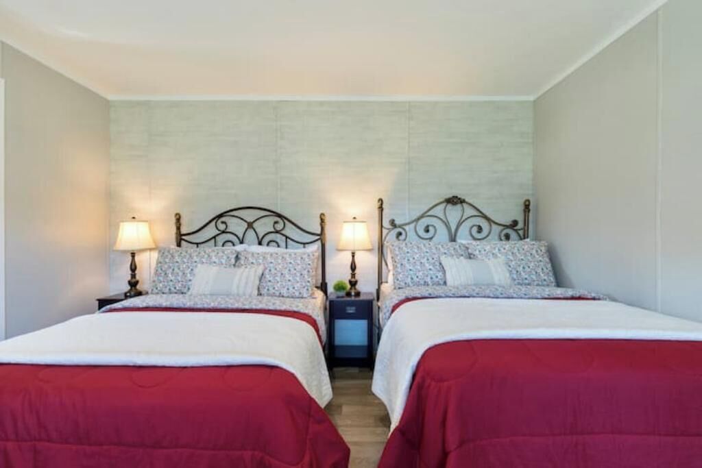 3 عدّة غرف نوم ومكواة/لوح كي وواي فاي وملاءات أسرّة