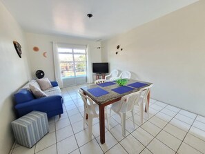 Apartament, 2 dormitoris, balcó | Sala d'estar | Televisor de 32 polzades amb canals per cable 