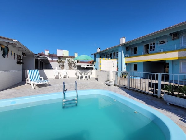 Piscine extérieure, parasols de plage, chaises longues