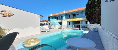 Piscina all'aperto, ombrelloni da piscina, lettini