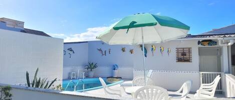 室外游泳池,08:00 至 22:00 开放,池畔遮阳伞,日光浴躺椅