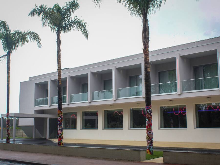 Um edifício moderno com várias varandas e janelas grandes.