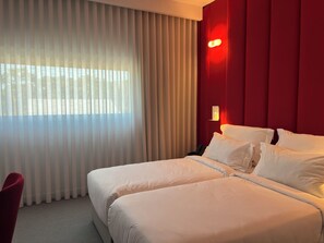 Kamar Twin Standar | Minibar, brankas, meja kerja, dan tirai kedap cahaya
