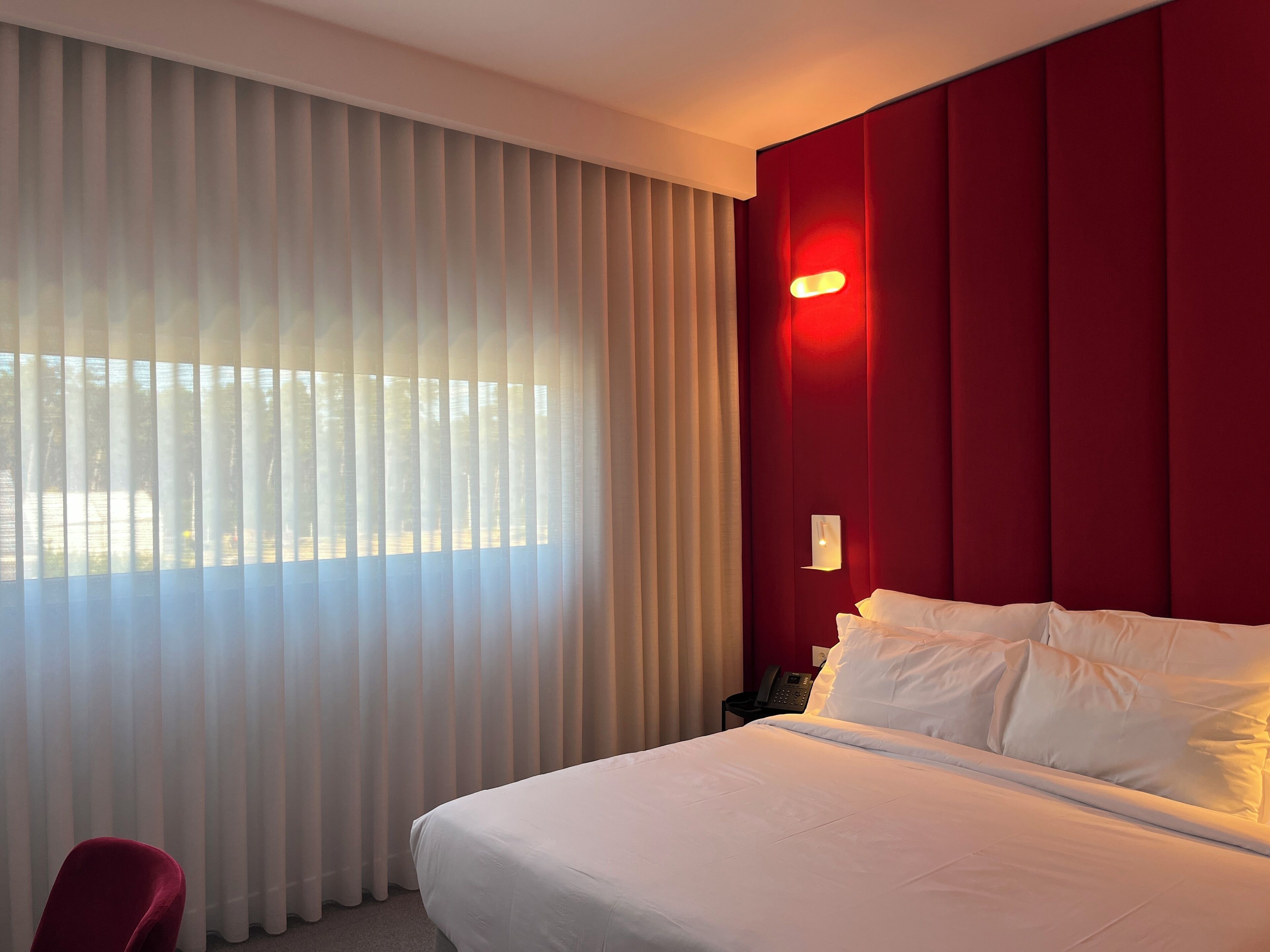 Dobbeltrom – standard | Minibar, safe på rommet, skrivebord og blendingsgardiner