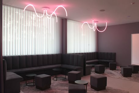 Bar (en la propiedad). REDNYX Hotel