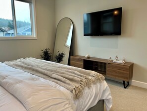 3 bedrooms, desk, iron/ironing board, travel cot