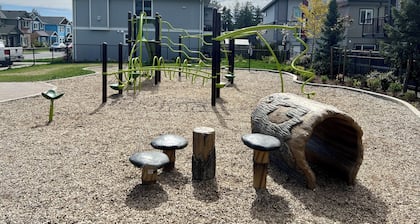 Minutes from Victoria w/ Fully Equipped Kitchen