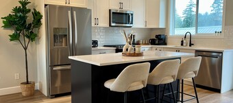 Minutes from Victoria w/ Fully Equipped Kitchen