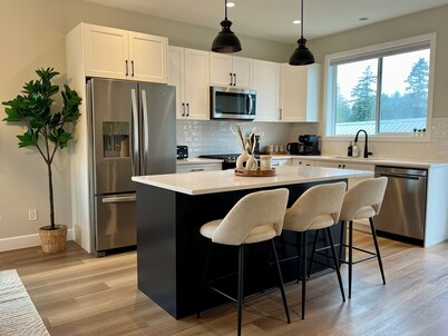 Minutes from Victoria w/ Fully Equipped Kitchen