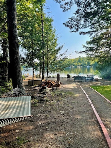 Year-Round Lakefront Family Retreat with Private Waterfront and Treehouse