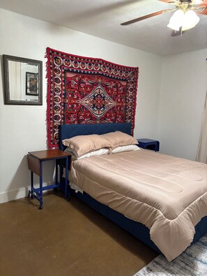 3 habitaciones, tabla de planchar con plancha, wifi y ropa de cama 