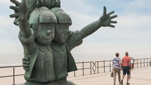 A bronze statue of two children with outstretched arms, overlooking a beach. - Studio in Middelkerke With Pool and Sea View (Middelkerke)