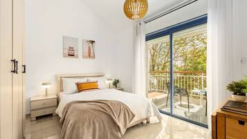 2 bedrooms, iron/ironing board, travel cot, WiFi