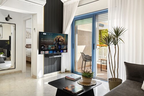Bright 2BR Apartment with Balcony at Royal Park