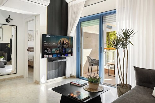 Bright 2BR Apartment with Balcony at Royal Park
