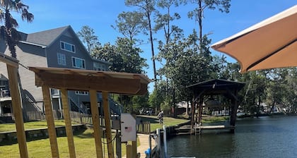 Charming 2-bedroom Fish River view upstairs apartment in wonderful Fairhope AL