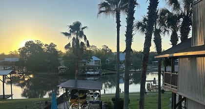 Charming 2-bedroom Fish River view upstairs apartment in wonderful Fairhope AL