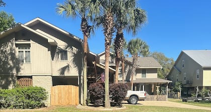 Charming 2-bedroom Fish River view upstairs apartment in wonderful Fairhope AL