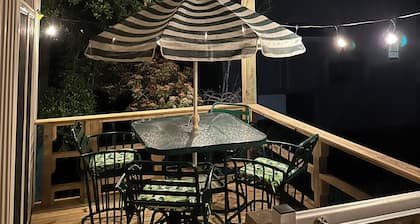 Charming 2-bedroom Fish River view upstairs apartment in wonderful Fairhope AL