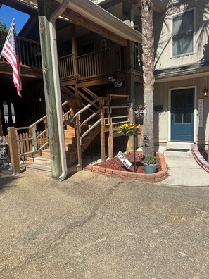Exterior detail - Charming 2-bedroom Fish River view upstairs apartment  in wonderful Fairhope AL (Fairhope)