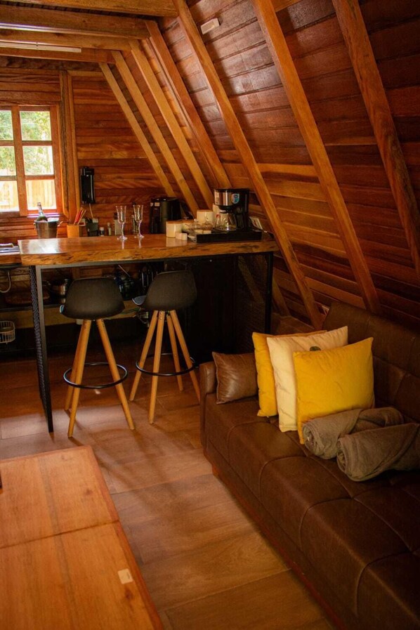 Romantisches Chalet, 1 Doppelbett und Schlafsofa, Whirlpool, Blick auf den Innenhof | Eigene Küche | Mini-Kühlschrank, Mikrowelle, Reiskocher, Mixer