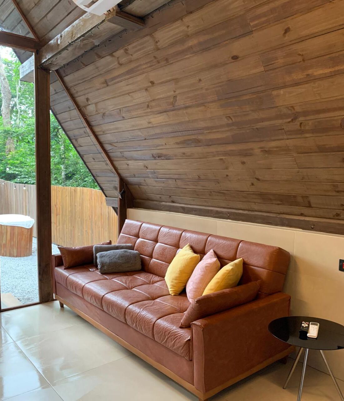 Chalé romântico, 1 cama de casal e sofá-cama, banheira de hidromassagem, no pátio | Área de estar | Smart TV 32 polegadas com canais digitais, Netflix