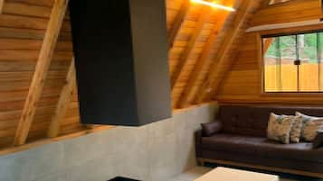 Chalet romántico, 1 cama matrimonial y sofá cama, hidromasaje, en el área del jardín | Área de sala de estar | Smart TV de 32 pulgadas con canales digitales y Netflix