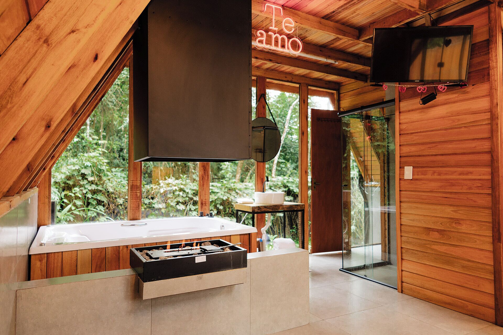 Romantic Chalet, 1 Queen Bed with Sofa bed, Jetted Tub, Garden Area | Interior