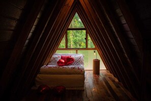 Chalet romantique, 1 lit double et 1 canapé-lit, baignoire à jets, vue sur la cour intérieure | 1 chambre, couette en duvet, lit avec matelas Select Comfort