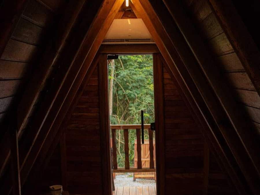 Chalet romántico, 1 cama doble con sofá cama, bañera de hidromasaje, vistas al patio | 1 dormitorio, ropa de cama de alta calidad, decoración individual