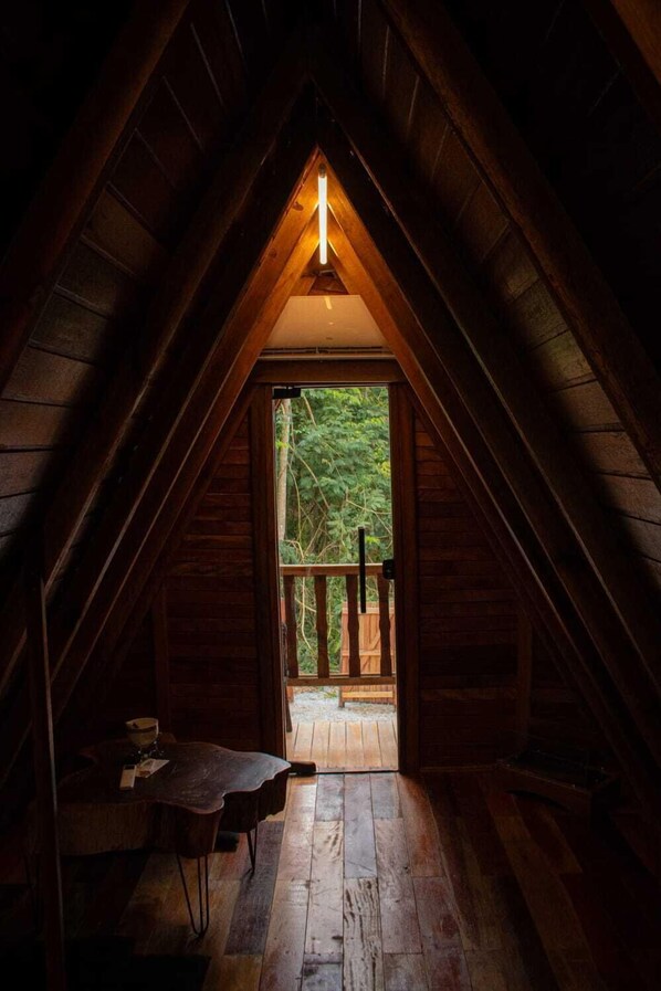 Romantisk alpehytte, 1 dobbeltseng med sovesofa, massasjebadekar, bakgårdsutsikt | 1 soverom, sengetøy av topp kvalitet og individuelt dekorert