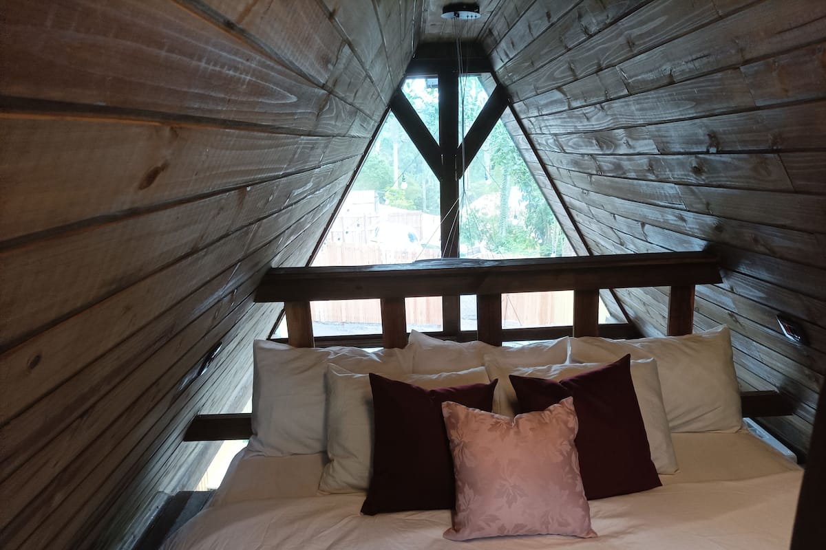 Chalet Romantique, 1 lit double et 1 canapé-lit, baignoire à jets, cÎté cour intérieure | 1 chambre, literie de qualité supérieure, décoration personnalisée
