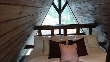 Chalet romántico, 1 cama matrimonial y sofá cama, hidromasaje, en el área del patio | 1 habitación, ropa de cama de alta calidad y decoración personalizada